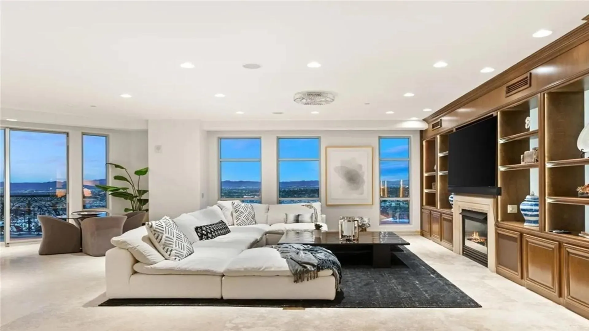Three Bedroom Top Luxury Apartment With Private Express Elevator لاس فيغاس