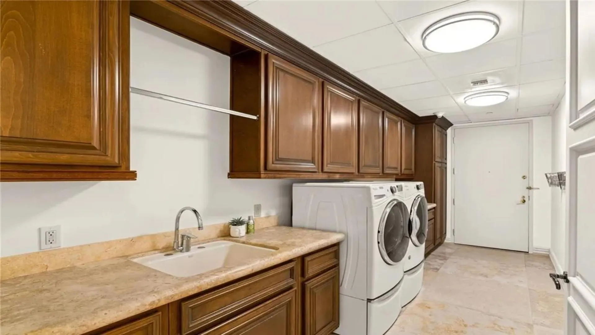 Three Bedroom Top Luxury Apartment With Private Express Elevator لاس فيغاس