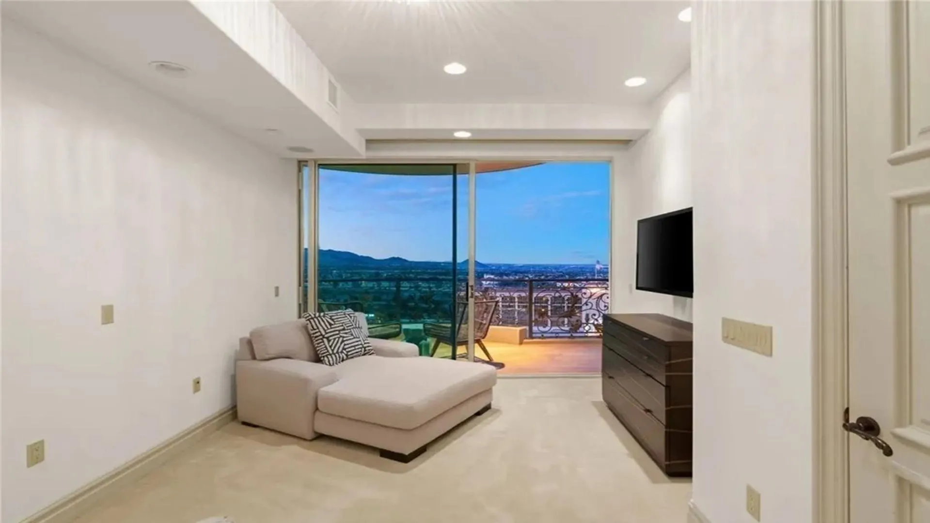 Three Bedroom Top Luxury Apartment With Private Express Elevator لاس فيغاس